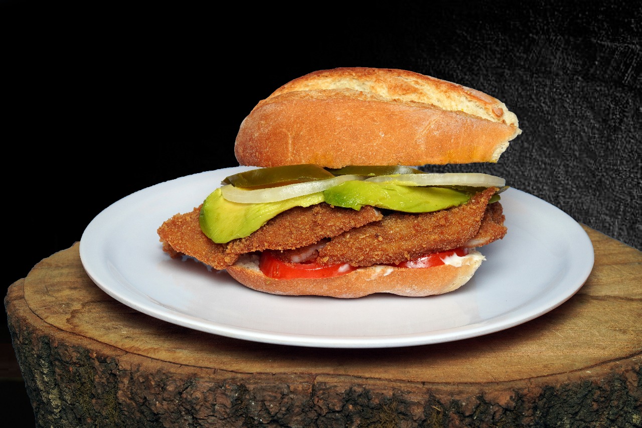 Referencia de torta de milanesa con aguacate